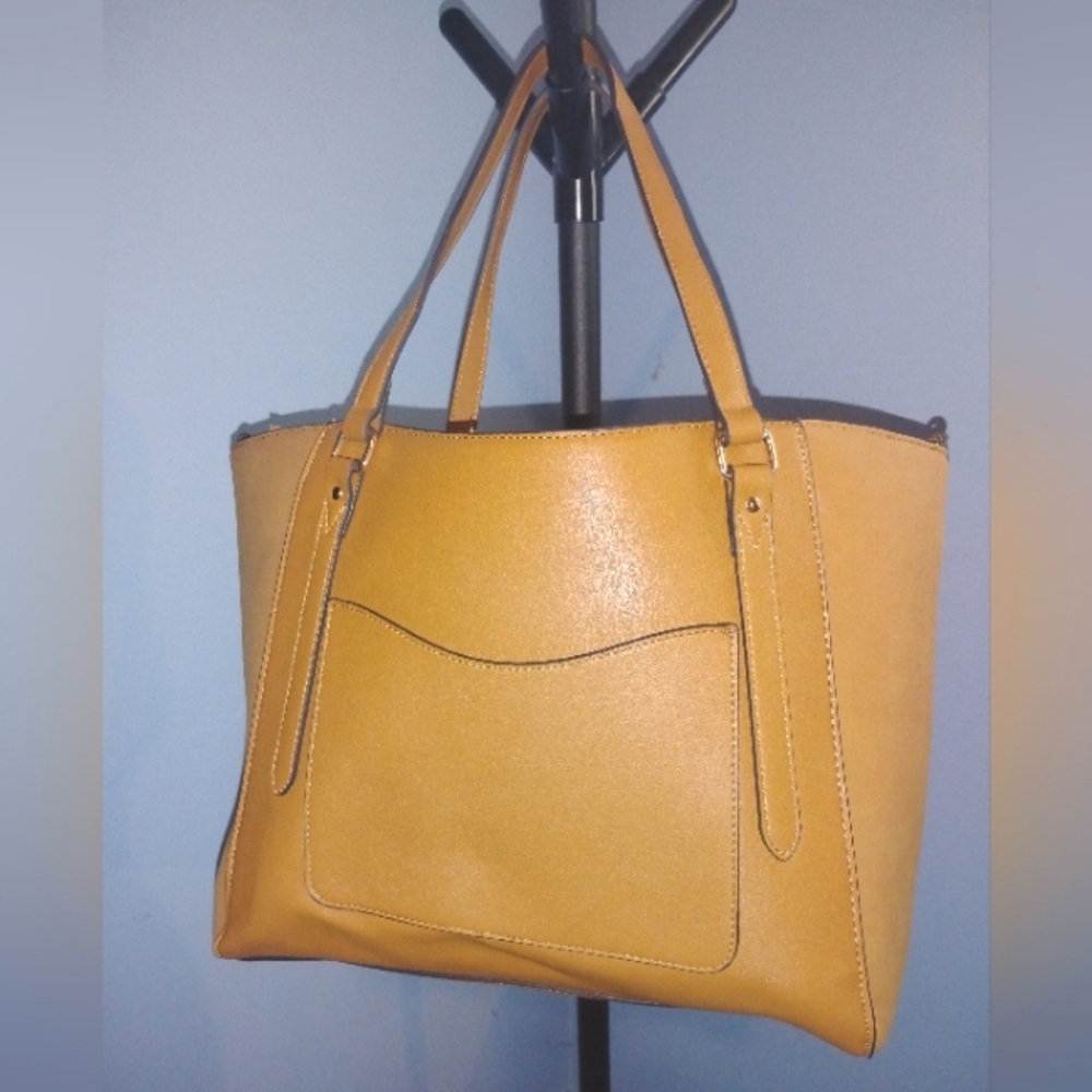EUC Nine West Camel Tan Large Purse 2 Inside Pockets & Zipper Part Inside - Picture 3 of 5